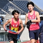 男子・神戸市北区の５区大柿司（右）からたすきを受け取る６区田中航生（撮影・斎藤雅志）