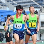 男子・加古川市の６区小林摩沙輝（右）からたすきを受け取る７区新妻遼己（撮影・斎藤雅志）