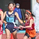 女子・神戸市垂水区２区の明比梨々香（左）からたすきを受け取る３区の森貞帆加（撮影・丸山桃奈）