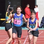 女子・姫路市１区の福永愛佳（左）からたすきを受け取る２区の黒田奈那（撮影・丸山桃奈）