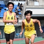 男子・三田市の５区宇都宮陸（左）からたすきを受け取る６区森本凌馬（撮影・斎藤雅志）