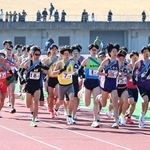 一斉にスタートする男子の選手＝１日午前、三木市志染町三津田、三木総合防災公園（撮影・斎藤雅志）