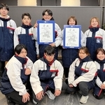 ショートトラック成年女子３０００メートルリレーと成年男子５０００メートルリレーを制した兵庫のメンバー（兵庫県スケート連盟提供）