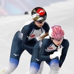 本番会場で調整するスピードスケート・ショートトラック日本代表の長森遥南（手前）と中島未莉＝１日、ミラノ・アイススケートアリーナ