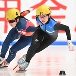 全日本選手権で３冠を達成して五輪代表に滑り込んだ長森遥南（右）＝２０２５年１２月、東京辰巳アイスアリーナ