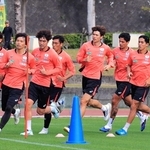 沖縄キャンプで走り込む新加入の乾（左から３人目）ら神戸イレブン＝沖縄・西原町民陸上競技場（撮影・吉田敦史）