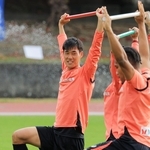 沖縄キャンプでの厳しい練習を経て、主将２季目でタイトルを狙う神戸の山川（左）＝沖縄・西原町民陸上競技場（撮影・吉田敦史）