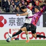 京都-神戸　前半、先制点となるシュートを放つ神戸・武藤＝６日夜、京都市亀岡市、サンガスタジアムｂｙＫＹＯＣＥＲＡ（撮影・丸山桃奈）