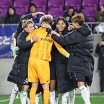 京都-神戸　ＰＫ戦を制し、喜び合う武藤（右から２人目）ら神戸イレブン＝６日夜、京都府亀岡市、サンガスタジアムｂｙＫＹＯＣＥＲＡ（撮影・丸山桃奈）