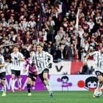 京都-神戸　前半、サポーターの応援を背に、ピッチを駆け回る武藤（右）ら神戸イレブン＝６日夜、京都市亀岡市、サンガスタジアムｂｙＫＹＯＣＥＲＡ（撮影・丸山桃奈）