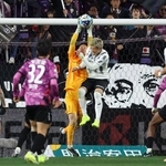 京都-神戸　後半、好セーブを見せる前川＝６日夜、京都府亀岡市、サンガスタジアムｂｙＫＹＯＣＥＲＡ（撮影・丸山桃奈）