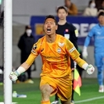 京都-神戸　ＰＫ戦でシュートをセーブし、雄たけびを上げる神戸のＧＫ前川（撮影・丸山桃奈）