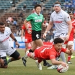 神戸-静岡ＢＲ　前半、トライを決める神戸の上村（手前）＝神戸市須磨区、ユニバー記念競技場（撮影・丸山桃奈）