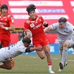 神戸－静岡　前半、突破を図る神戸のＦＢ上ノ坊（中央）＝撮影・丸山桃奈