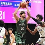 神戸－福島　前半、劣勢の展開で奮闘する神戸のメイ（中央）＝ジーライオンアリーナ神戸