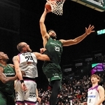 神戸－福島　第２クオーター、リングに押し込む神戸のチャイルズ（中央）＝ジーライオンアリーナ神戸