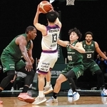 神戸－福島　前半に押し込まれ、守備で奮闘する神戸の野溝（９０）ら＝ジーライオンアリーナ神戸