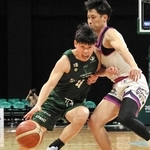 神戸－福島　前半、相手の激しいマークに遭う神戸の寺園（左）＝ジーライオンアリーナ神戸