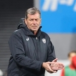 就任後、初の試合で指揮を執るミヒャエル・スキッベ監督＝６日夜、京都府亀岡市、サンガスタジアムｂｙＫＹＯＣＥＲＡ