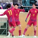 男子決勝・神戸弘陵－報徳　後半、先制ゴールを挙げた神戸弘陵の小林（中央）