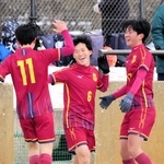 男子決勝・神戸弘陵－報徳　後半、先制ゴールを挙げた神戸弘陵の小林（中央）