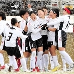 女子決勝・日ノ本－神戸弘陵　後半、細田が同点のＦＫを決め、喜ぶ日ノ本イレブン