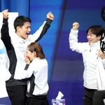 高得点に大喜びの三浦璃来（手前）、木原龍一（左）組と鍵山優真（右）ら＝ミラノアイススケートアリーナ（撮影・吉澤敬太）