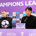 ＡＣＬＥのソウル戦を前に、会見で意気込みを語る神戸のＧＫ権田（右）とスキッベ監督＝ノエビアスタジアム神戸