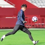 自身の今季初戦に向け、ＡＣＬＥ前日の公開練習で調整する神戸のＧＫ権田＝ノエビアスタジアム神戸