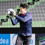 自身の今季初戦に向け、ＡＣＬＥ前日の公開練習で調整する神戸のＧＫ権田＝ノエビアスタジアム神戸