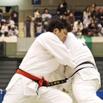 兵庫県選手権決勝　攻め込む小川竜昂（左）＝撮影・丸山桃奈