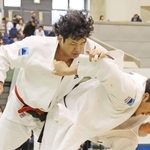 兵庫県選手権決勝　激しい攻防を繰り広げる小川竜昂（左）＝撮影・丸山桃奈