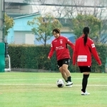 今季リーグ戦に全試合出場しているＩＮＡＣ神戸の久保田（中央）＝神戸市東灘区、神戸レディースフットボールセンター