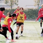 今季全試合に出場しているＩＮＡＣ神戸の久保田（中央）＝神戸市東灘区、神戸レディースフットボールセンター