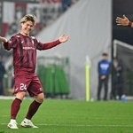 神戸-長崎　前半、鋭いシュートを相手ゴールに突き刺し、チームメイトと喜ぶ神戸の酒井（中央）＝１３日夜、ノエビアスタジアム神戸（撮影・風斗雅博）