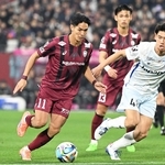 神戸-長崎　前半、ドリブルで相手陣に攻め込む神戸の武藤＝１３日夜、ノエビアスタジアム神戸（撮影・風斗雅博）