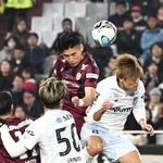 神戸-長崎　前半、ヘディングシュートを決める神戸の佐々木＝１３日夜、ノエビアスタジアム神戸（撮影・風斗雅博）