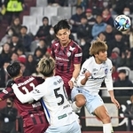 神戸-長崎　前半、ヘディングシュートを決める神戸の佐々木＝１３日夜、ノエビアスタジアム神戸（撮影・風斗雅博）