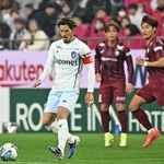 神戸-長崎　後半、互いに古巣対決となった長崎の山口（中央）と神戸の鍬先（右端）＝１３日夜、ノエビアスタジアム神戸（撮影・風斗雅博）