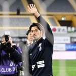 試合後、古巣の神戸サポーターへ挨拶する長崎の山口蛍＝１３日夜、ノエビアスタジアム神戸（撮影・風斗雅博）