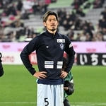 試合後、神戸サポーターからの温かな拍手や声援を聞く長崎の山口蛍＝１３日夜、ノエビアスタジアム神戸（撮影・風斗雅博）