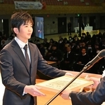 夏季デフリンピックのバドミントン混合団体で金メダルに輝き、表彰を受ける太田歩＝いずれも神戸市長田区、神戸常盤アリーナ（撮影・斎藤雅志）