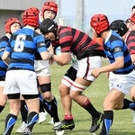 報徳－八幡工　相手に囲まれながらも突破を図る報徳のロック清野（中央）＝京都府宇治市、山城総合運動公園球技場