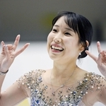 演技を終え、客席に向けてピースの三原舞依＝１４日午後、神戸市中央区港島中町６、ポートアイランドスポーツセンター（撮影・大田将之） 