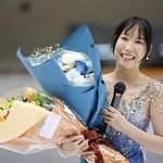 演技を終え、花束を手に客席へ感謝を伝える三原舞依＝１４日午後、神戸市中央区港島中町６、ポートアイランドスポーツセンター（撮影・大田将之） 