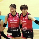 姫路－東レ滋賀　第２セット、得点を喜ぶ姫路の田中（３）と桜井（２）