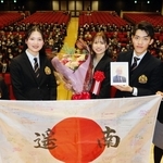 壮行会でスケート部の後輩たちから激励を受けた長森遥南（中央）＝西宮市の関学大