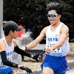 男子・須磨学園Ａの３区梅田大陸（右）がトップを奪い、４区上山宙大へリレー