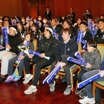 長森遥南に声援を送る関西学院大の後輩ら＝１５日午前、西宮市上ケ原一番町、関西学院大