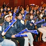 長森遥南に声援を送る関西学院大の後輩ら＝１５日午前、西宮市上ケ原一番町、関西学院大